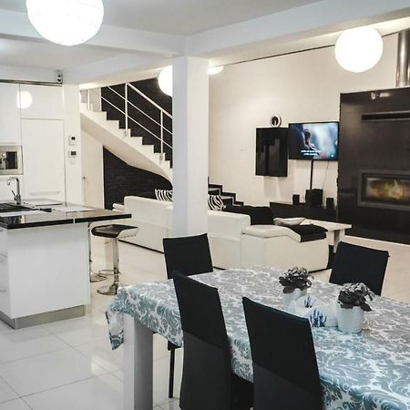 Vila Carolina Apulum Villa Alba Iulia Exteriör bild