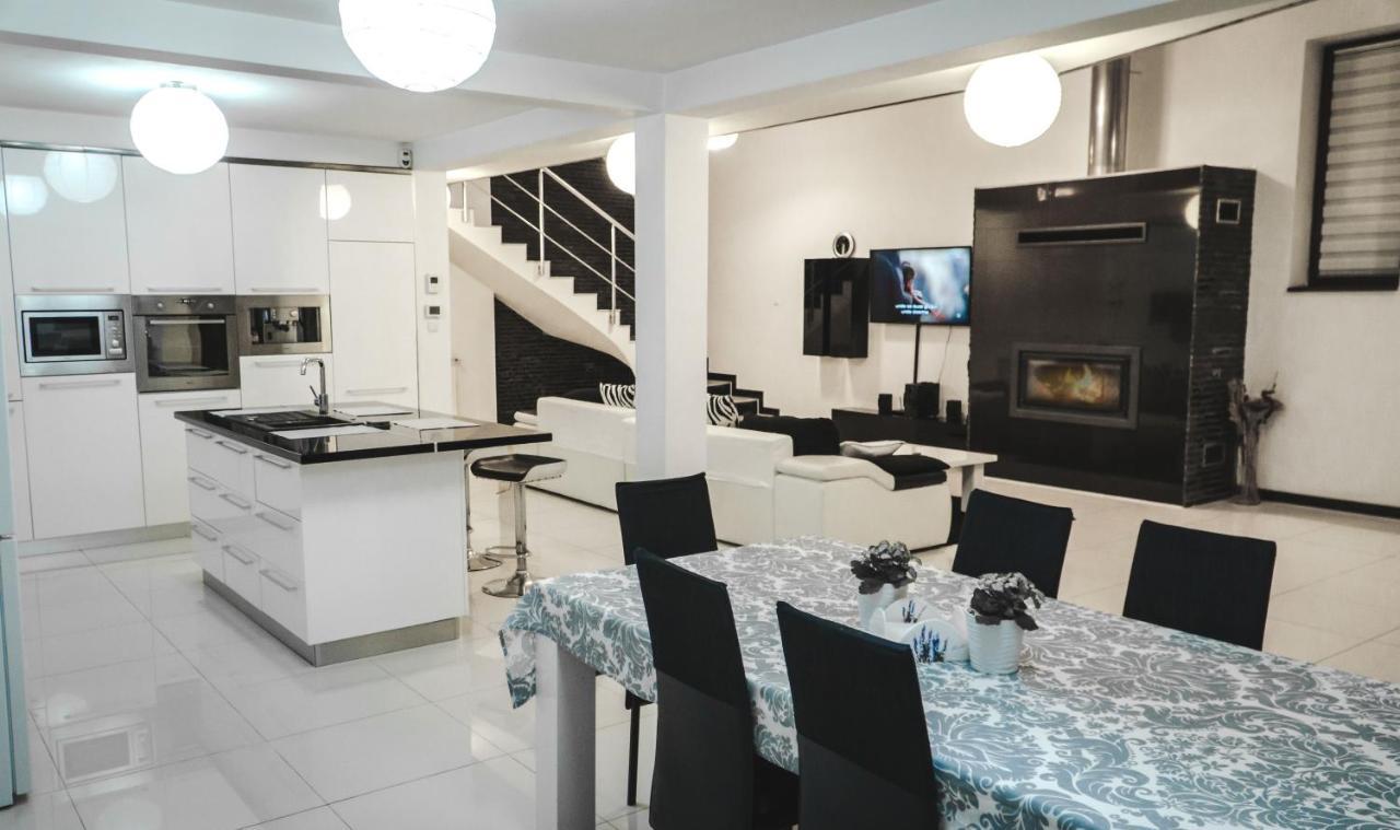 Vila Carolina Apulum Villa Alba Iulia Exteriör bild