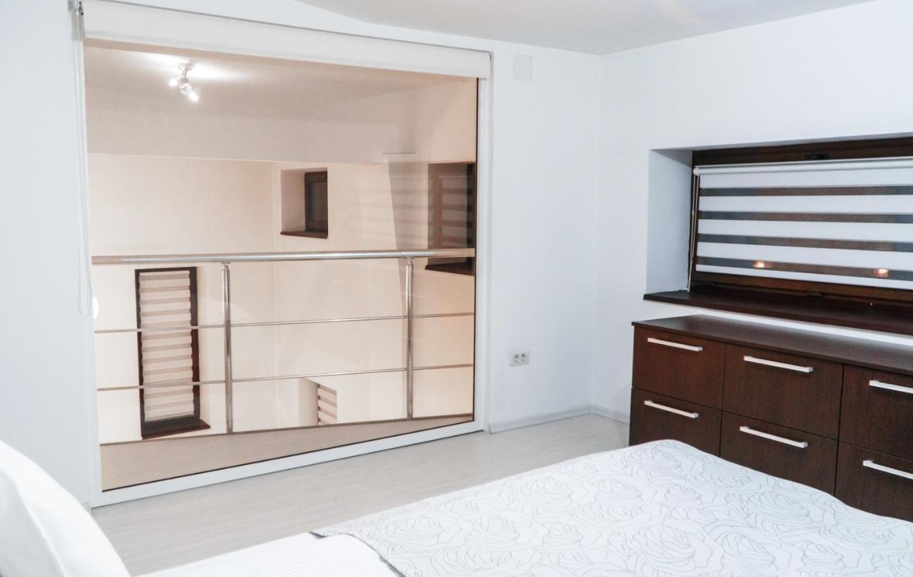 Vila Carolina Apulum Villa Alba Iulia Exteriör bild